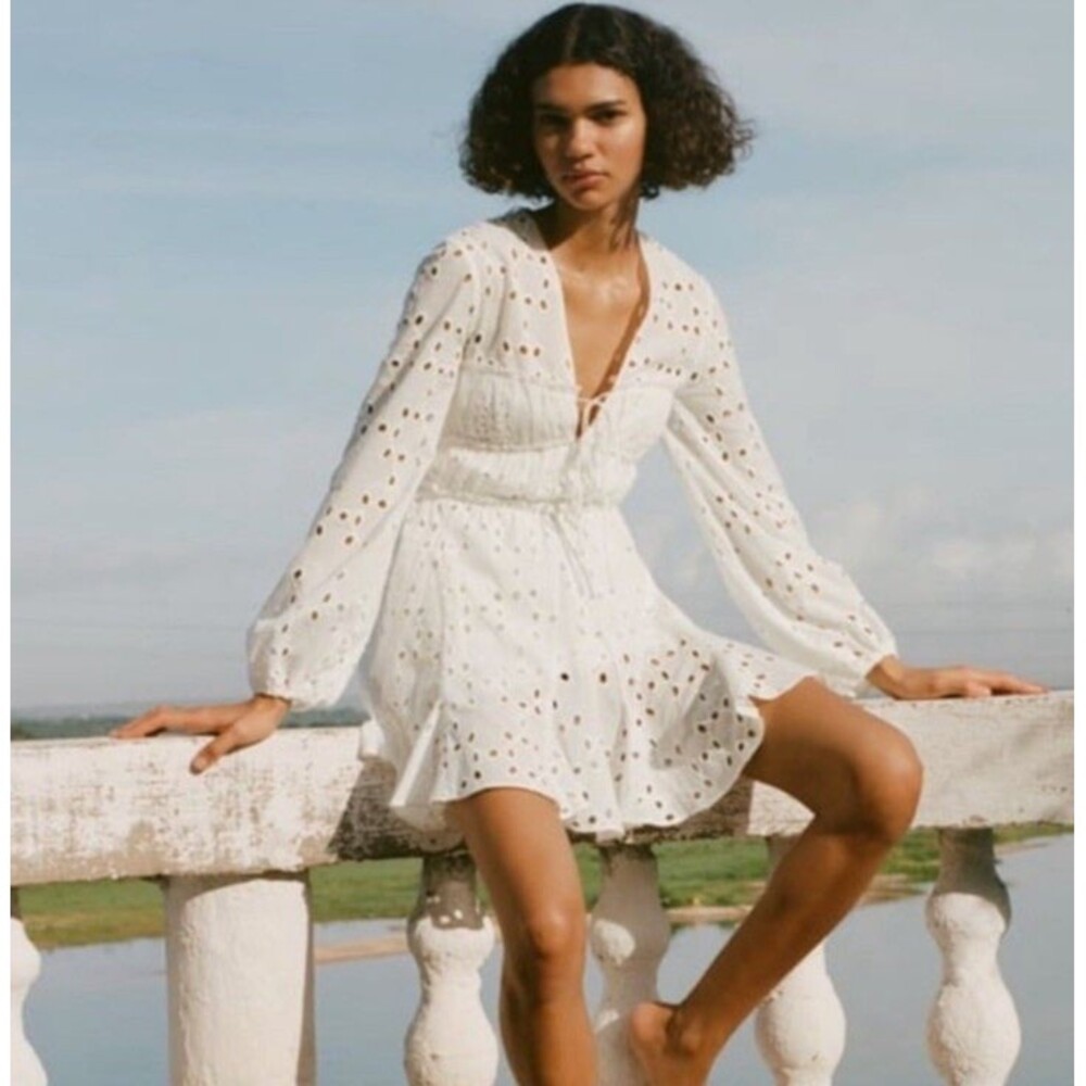 Zara  Embroidered Eyelet White Cotton Mini Dress Sz M Boho Blogger Fave Feminine